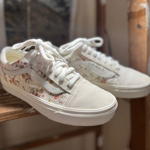 Women’s Old Skool Vans - size 6.5